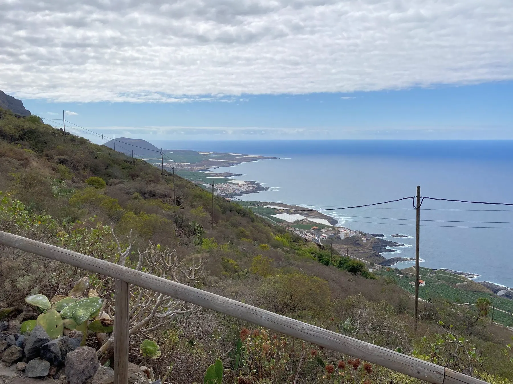 Carretera TF-421 en El Tanque, bajando hacia Garachico con el mar al fondo