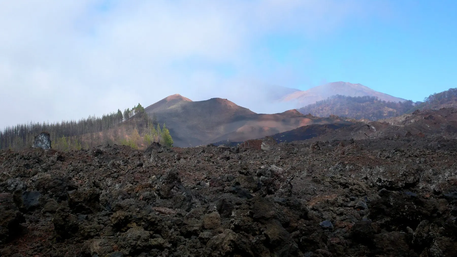 Malpaís de lava del volcán Chinyero, con el cono al fondo