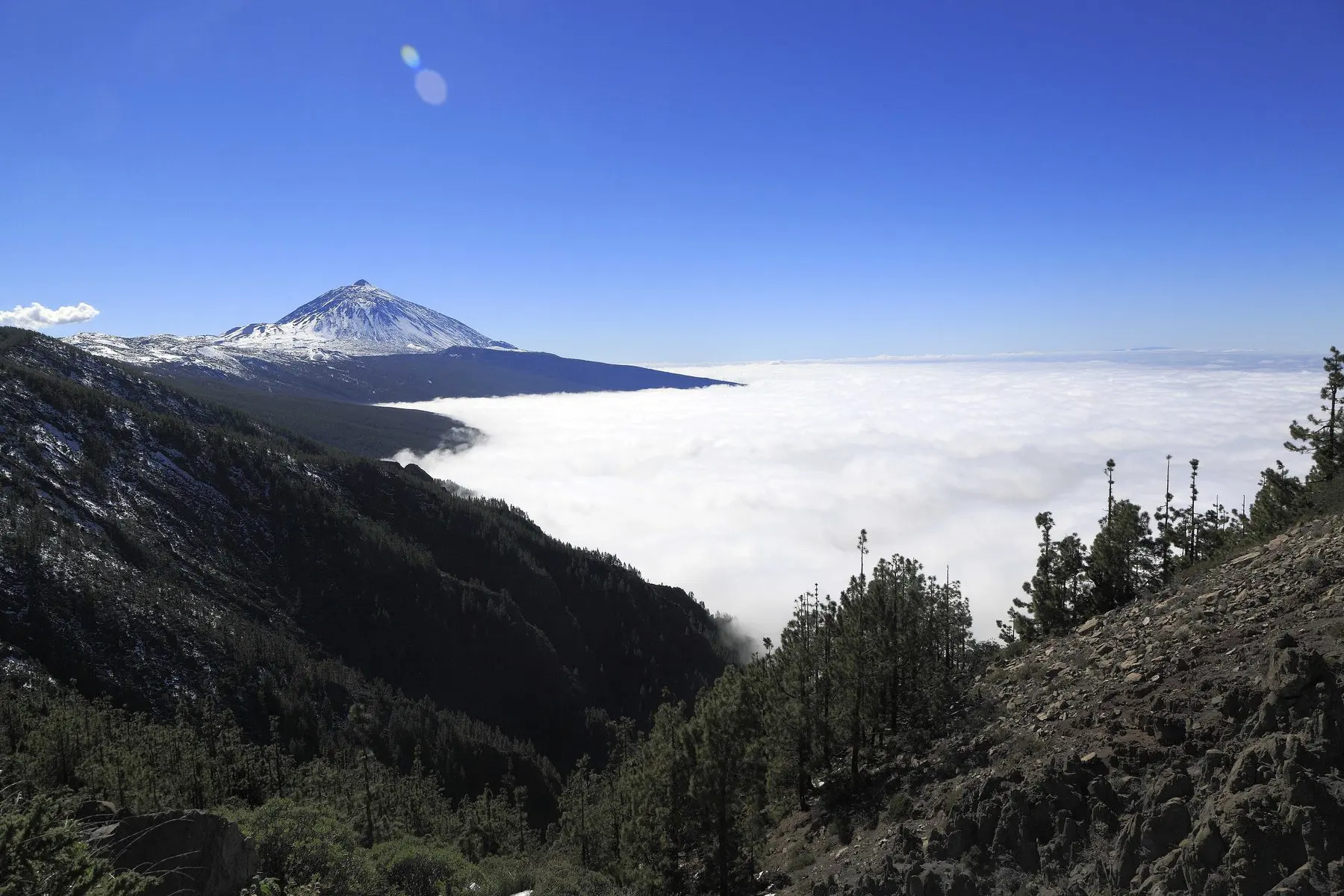 Mar de nubes sobre el norte de Tenerife con el Teide asomando por encima