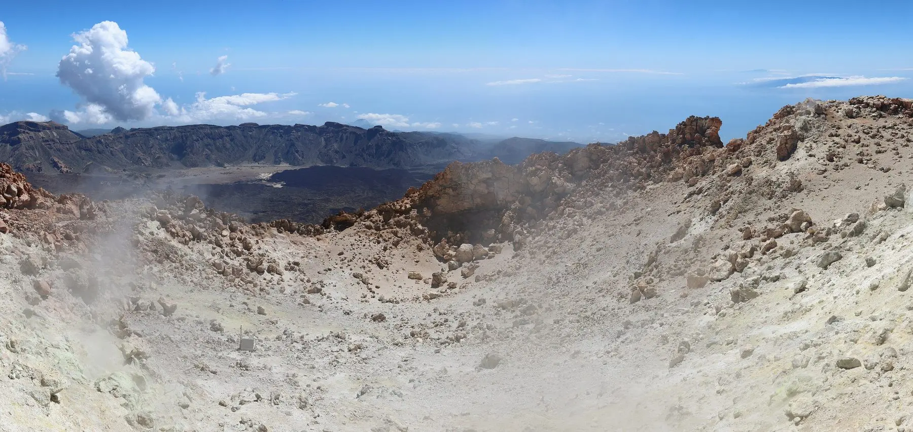 Cráter del Pico del Teide con fumarolas y vapor saliendo entre las rocas