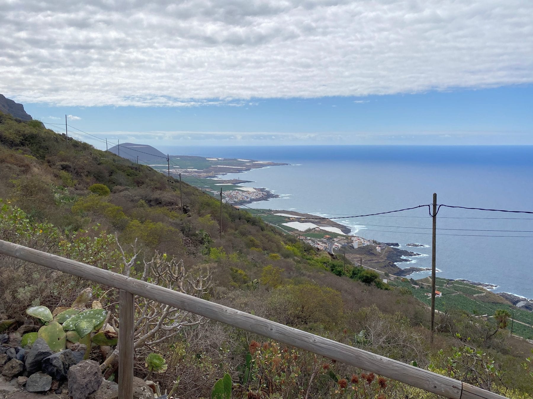 Carretera TF-421 en El Tanque, bajando hacia Garachico con el mar al fondo