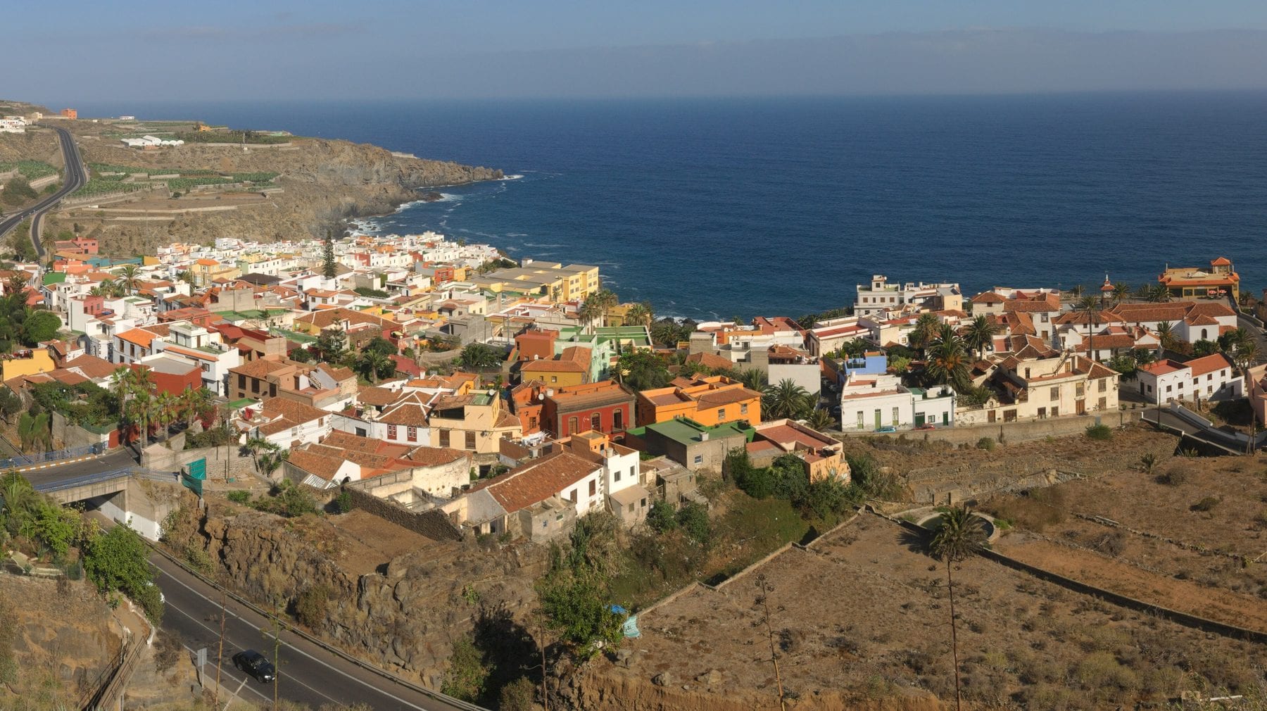 San Juan de la Rambla, pueblo de la costa norte de Tenerife, sobre el acantilado