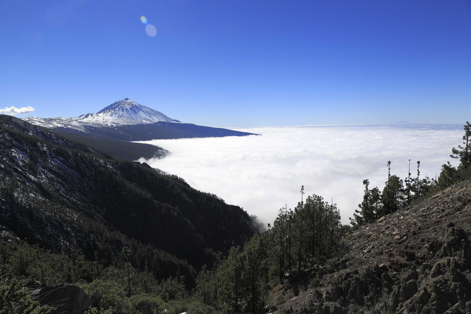 Mar de nubes sobre el norte de Tenerife con el Teide asomando por encima