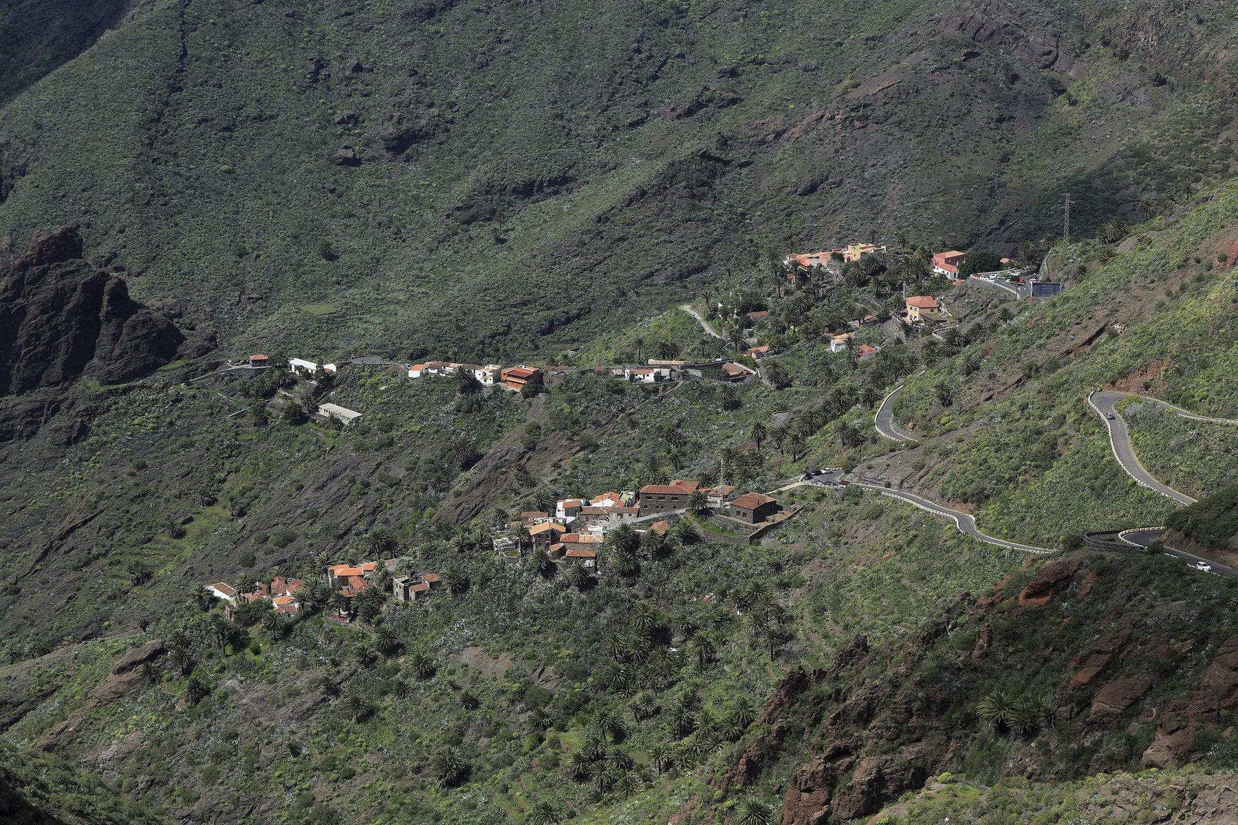 Caserío de Masca desparramado por la ladera del barranco, en el macizo de Teno