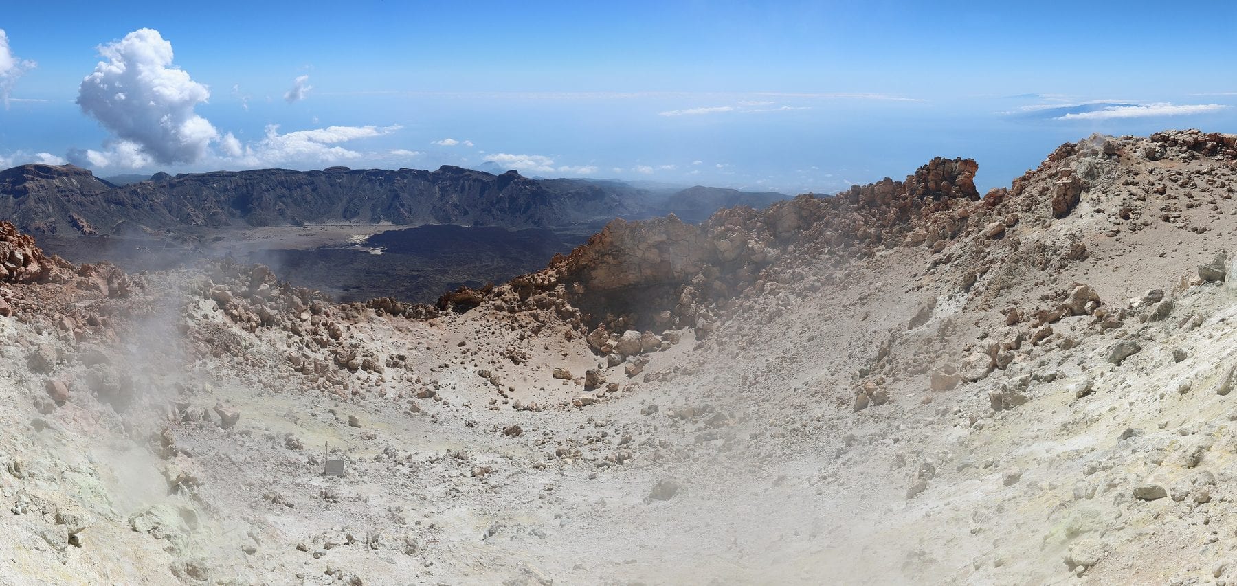 Cráter del Pico del Teide con fumarolas y vapor saliendo entre las rocas