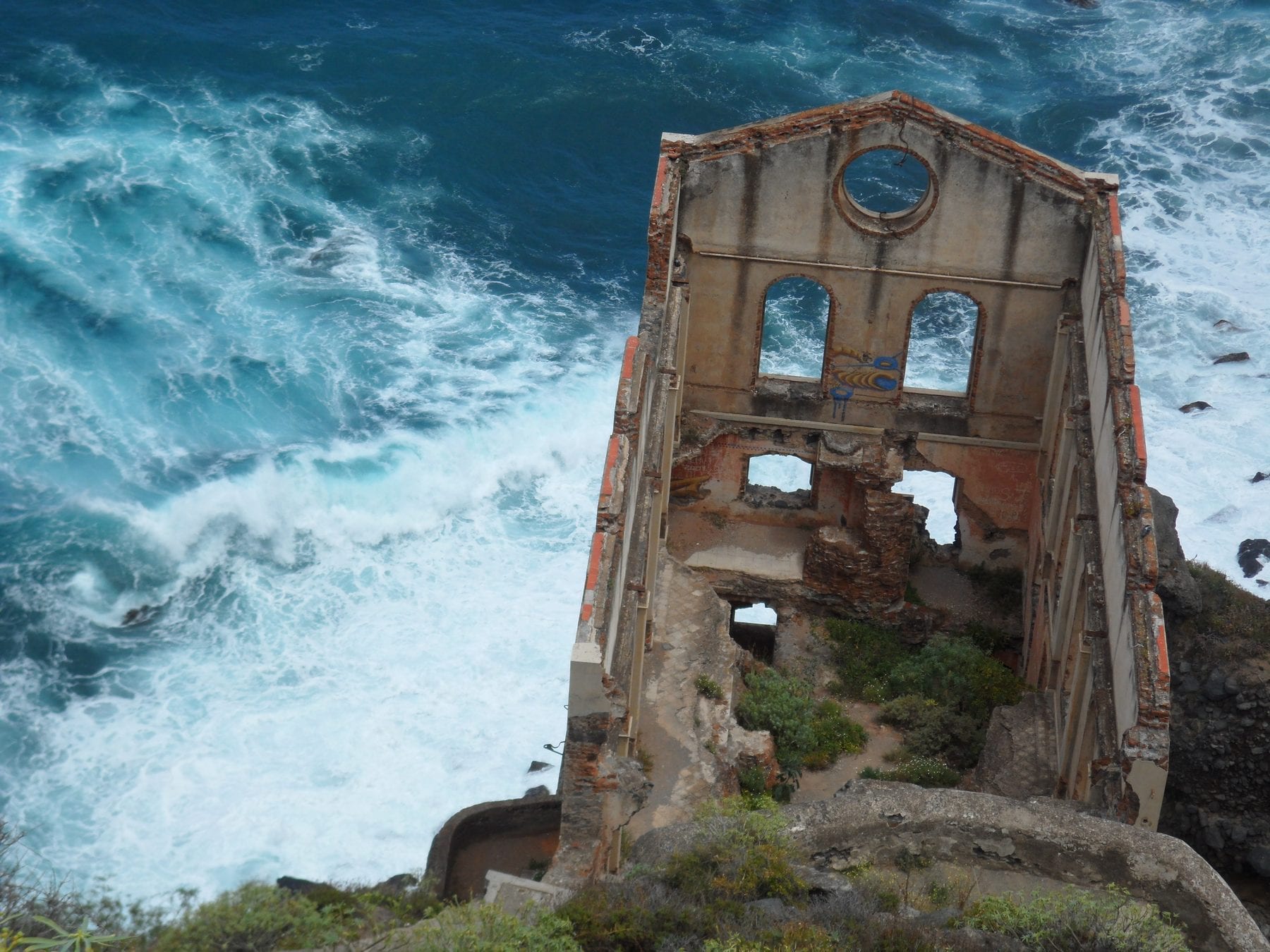 Ruinas del elevador de aguas de Gordejuela, en la Rambla de Castro, con el mar rompiendo